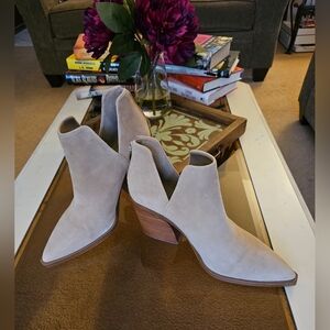 VINCE CAMUTO Woman's Tan Ankle Boots